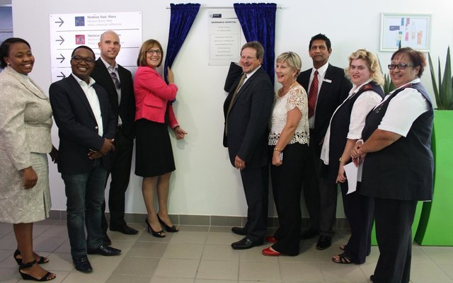 Die onthulling van die gedenkplaat, van links na regs: Lede van die provinsiale parlement, me. Matlhodi Maseko en mnr. Mnqasela Masizole, lid van die parlement, dr. Michael Cardo, die Uitvoerende Hoof van Hermanus-hospitaal, me. Erma Mostert, die Wes-Kaapse Minister van Gesondheid, mnr. Theuns Botha, lid van die provinsiale parlement, me. Anroux Marias, kliniese sielkundige, mnr. Marcellus Muthien, geestesgesondheidsverpleegkundige, me. Arendse, en kliniese verpleegpraktisyn, me. Michelle Pieters. 